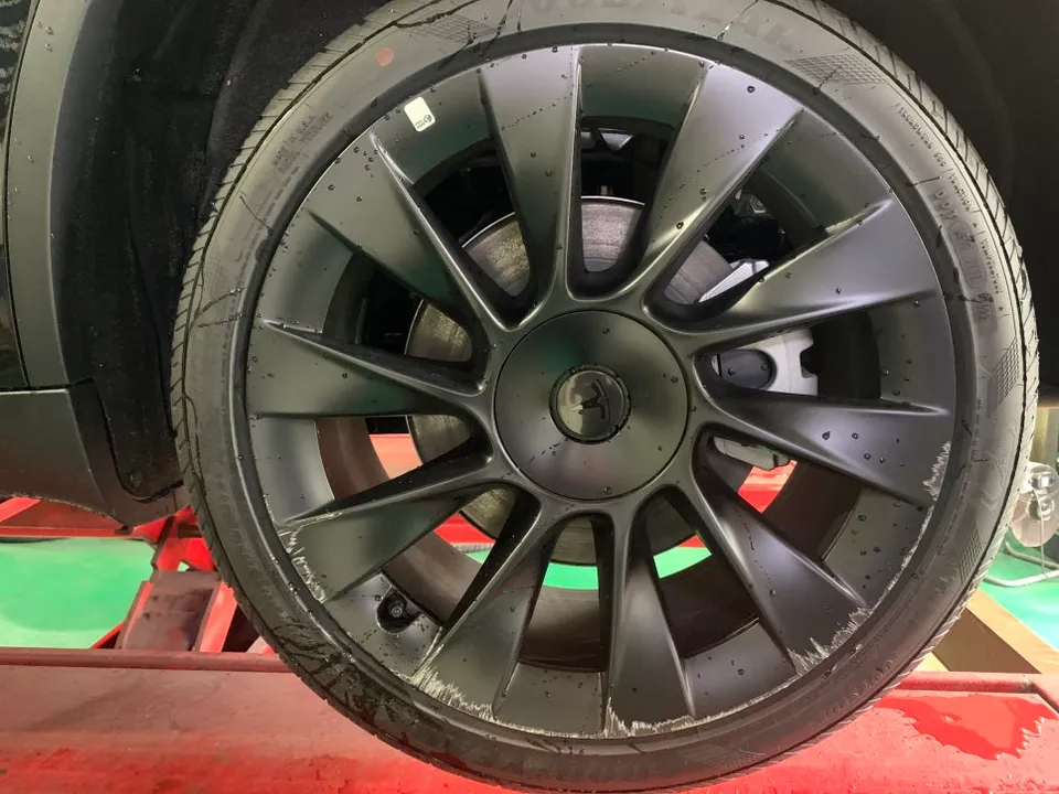 Tesla Model Yのホイールリペア・塗装事例 施工写真 2-1