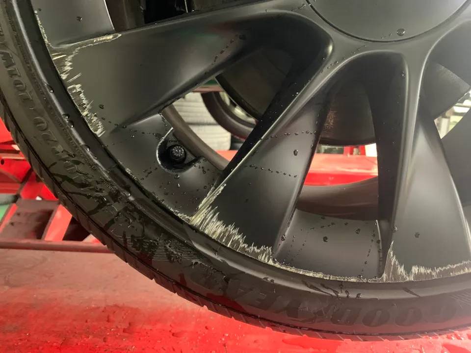 Tesla Model Yのホイールリペア・塗装事例 施工写真 3-1