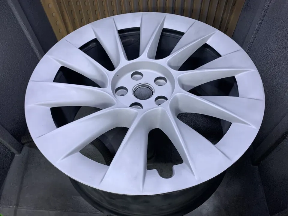Tesla Model Yのホイールリペア・塗装事例 施工写真 4-1