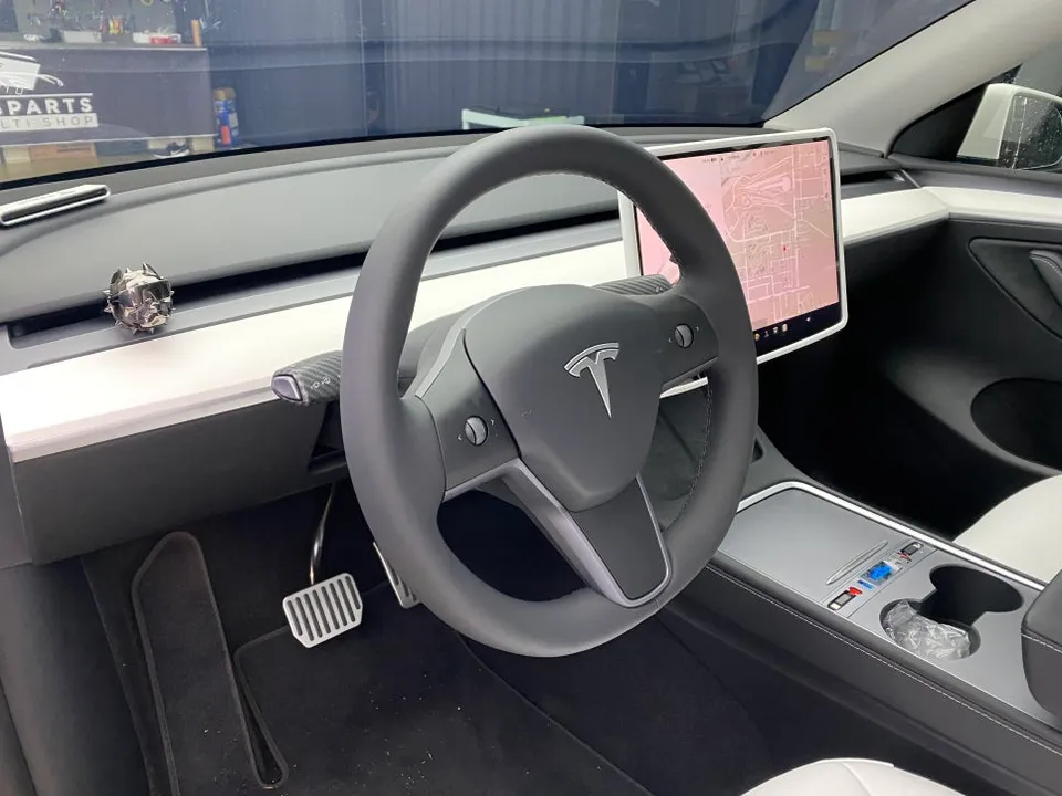 Tesla Y RWD steering wheel - Tesla Model Y Steering Wheel Customization Review photo 4