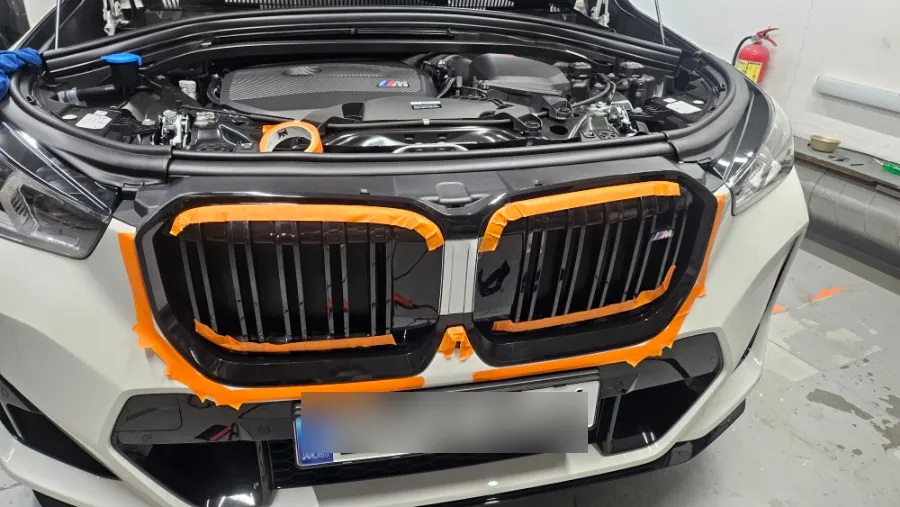 BMW X1のカーラッピング事例|クロームメッキの印象変更 施工写真 3-1