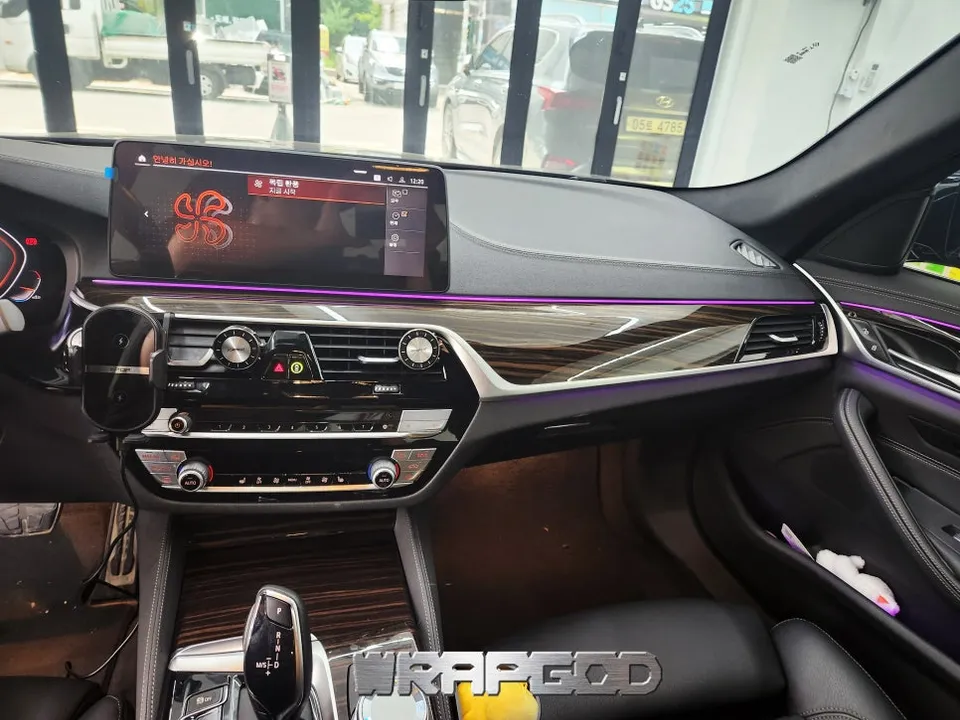BMW 5 Seriesのカーラッピング事例|実例と費用目安 施工写真 2-1