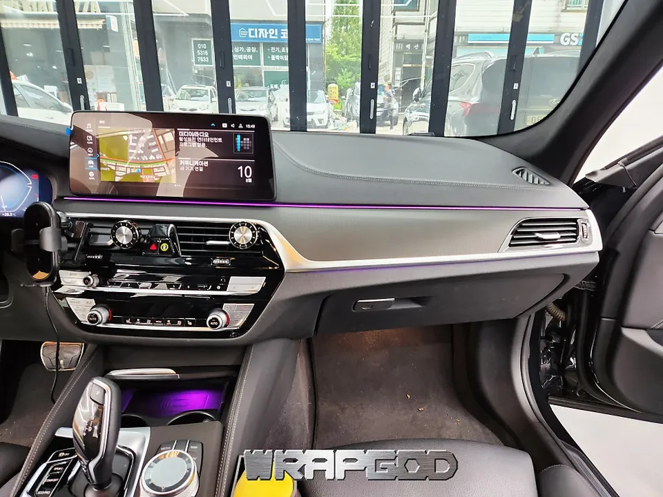 BMW 5 Seriesのカーラッピング事例|実例と費用目安 施工写真 3-3