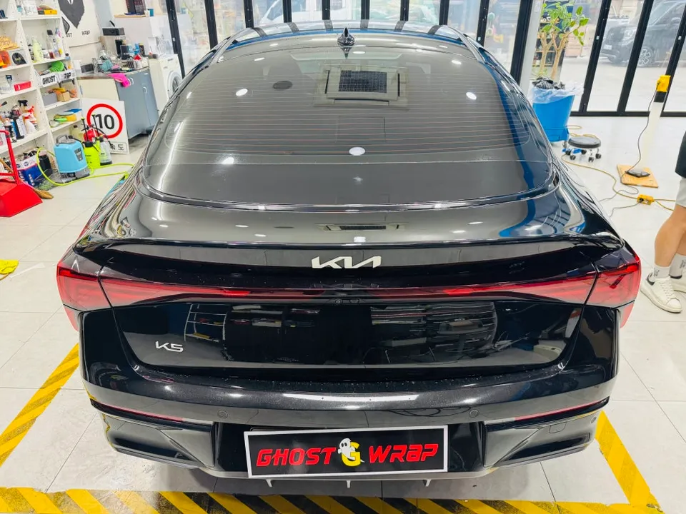 Kia K5のカーラッピング事例：クロームメッキをブラックアウト 施工写真 2-1