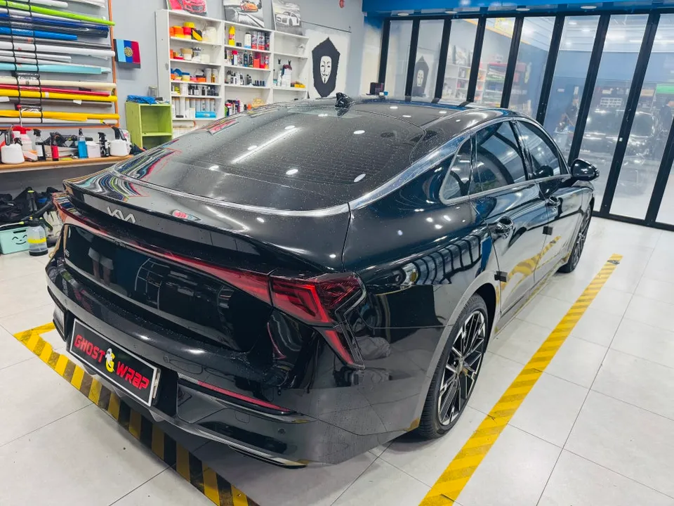 Kia K5のカーラッピング事例：クロームメッキをブラックアウト 施工写真 3-1