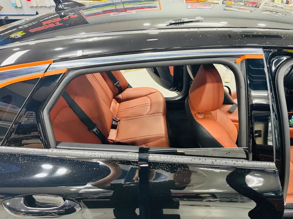 Kia K5のカーラッピング事例：クロームメッキをブラックアウト 施工写真 1-2