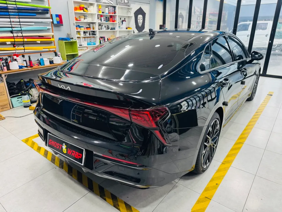 Kia K5のカーラッピング事例：クロームメッキをブラックアウト 施工写真 1-3