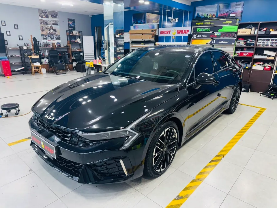 Kia K5のカーラッピング事例：クロームメッキをブラックアウト 施工写真 2-3