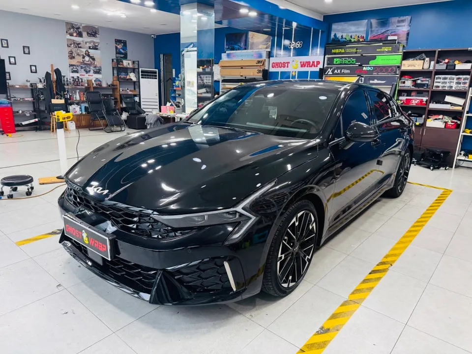 Kia K5のカーラッピング事例：クロームメッキをブラックアウト 施工写真 3-3