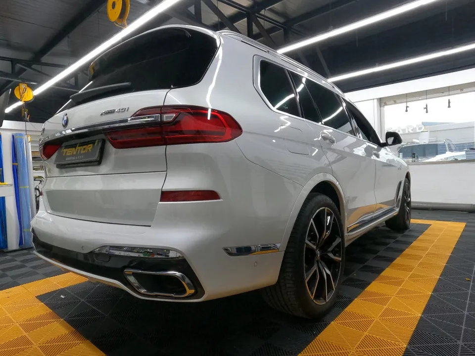 BMW X7のカーラッピング事例｜クロームパーツのイメージチェンジ 施工写真 1-2