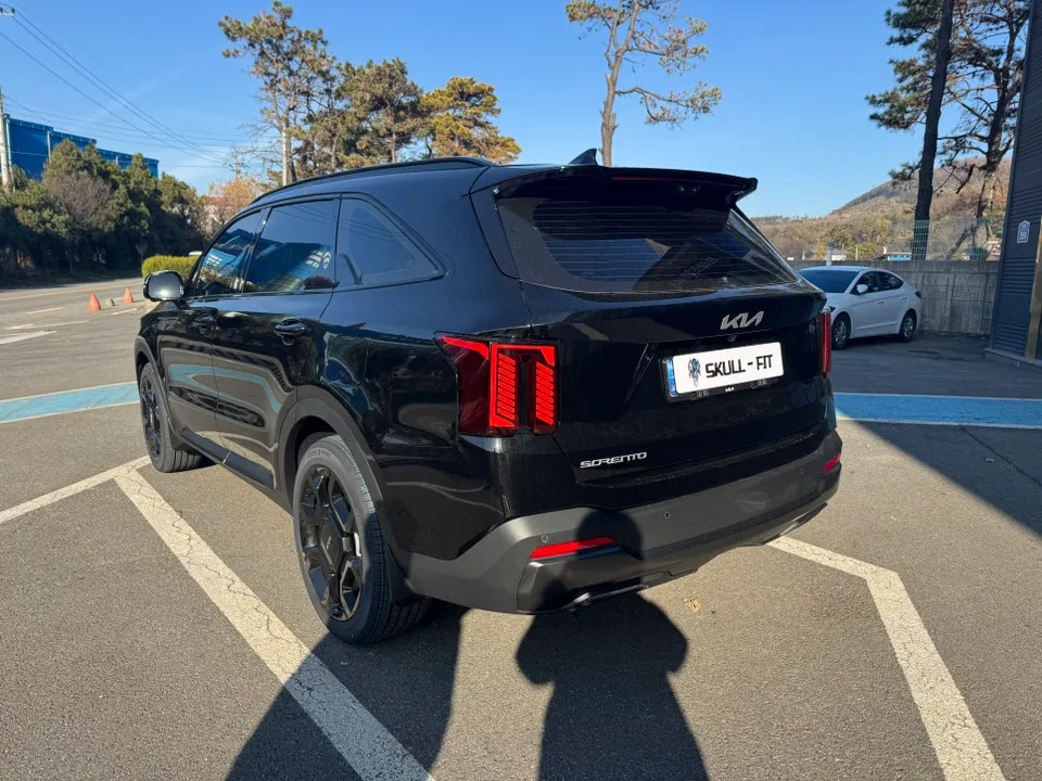 Kia Sorento MQ4のカーラッピング事例：ブラック化で高級感アップ 施工写真 1-2