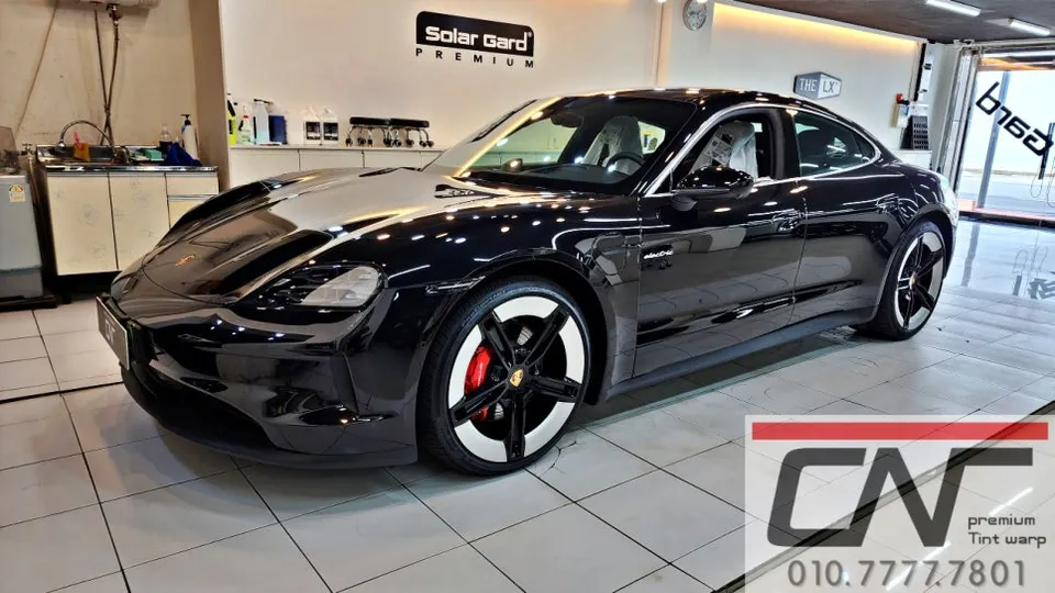Porsche Taycanのカーフィルム施工事例 施工写真 4