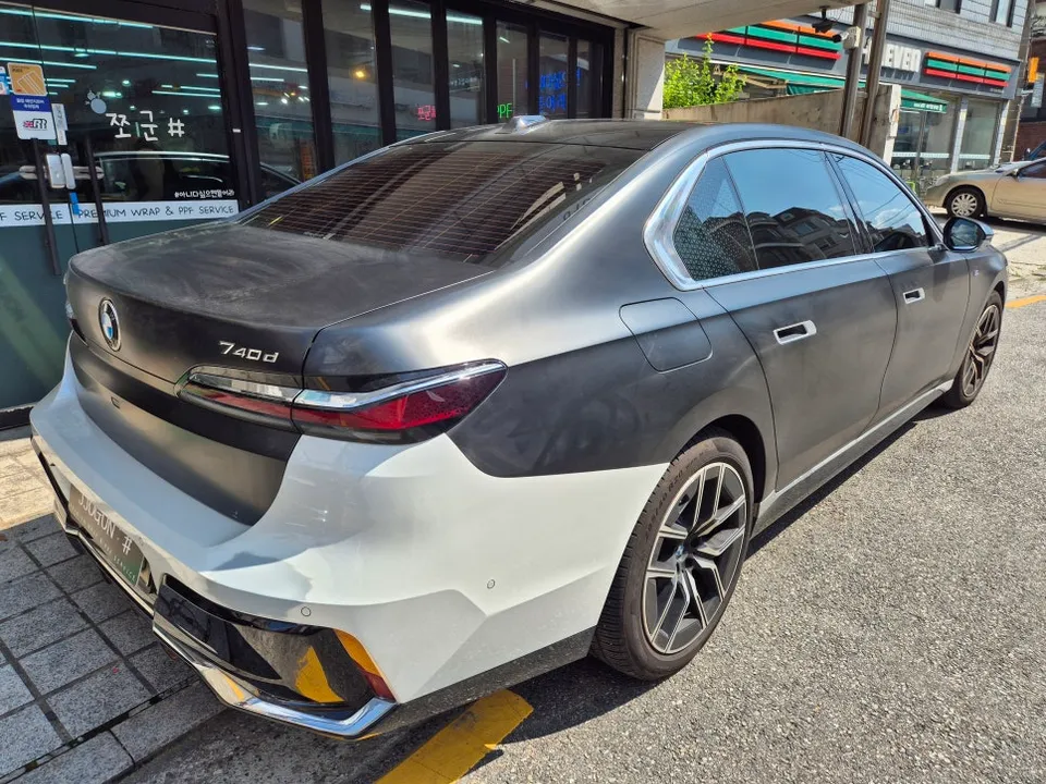 BMW 7 Seriesのカーラッピング事例｜費用目安・仕上がり 施工写真 3-1