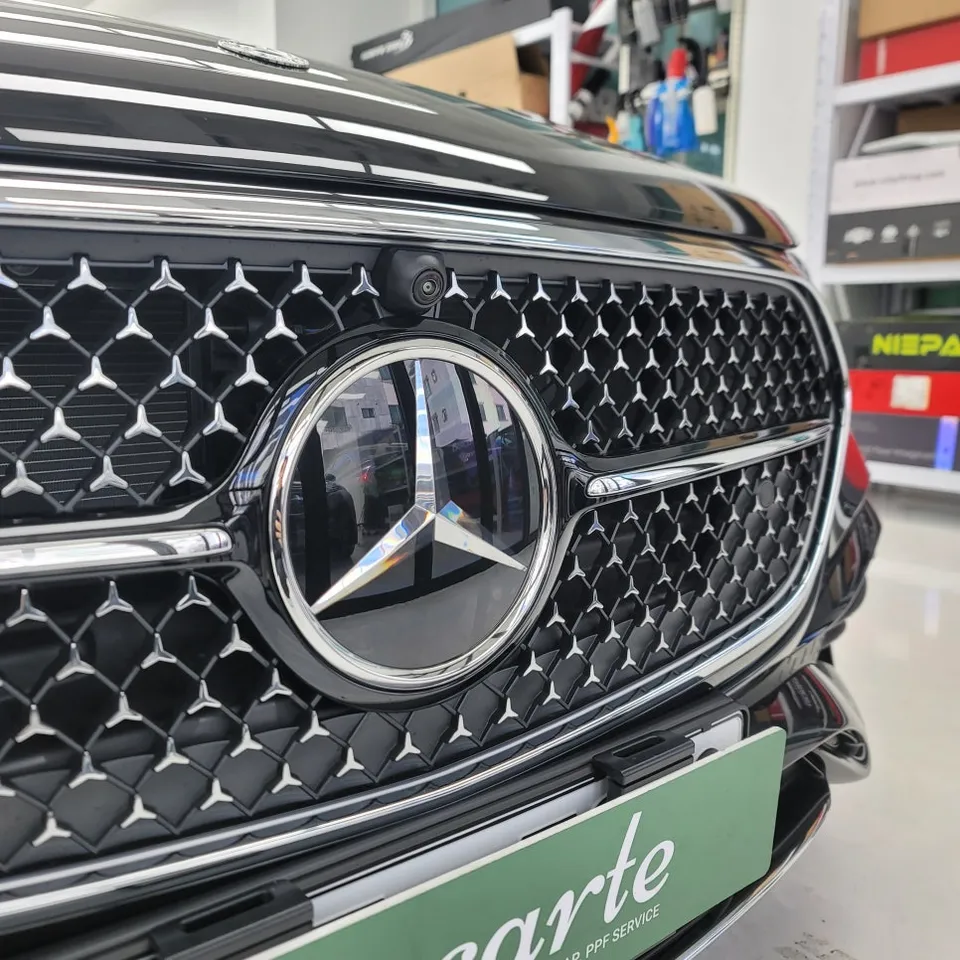Mercedes-Benz Eクラス PPF施工事例:費用目安と仕上がり 施工写真 2-1
