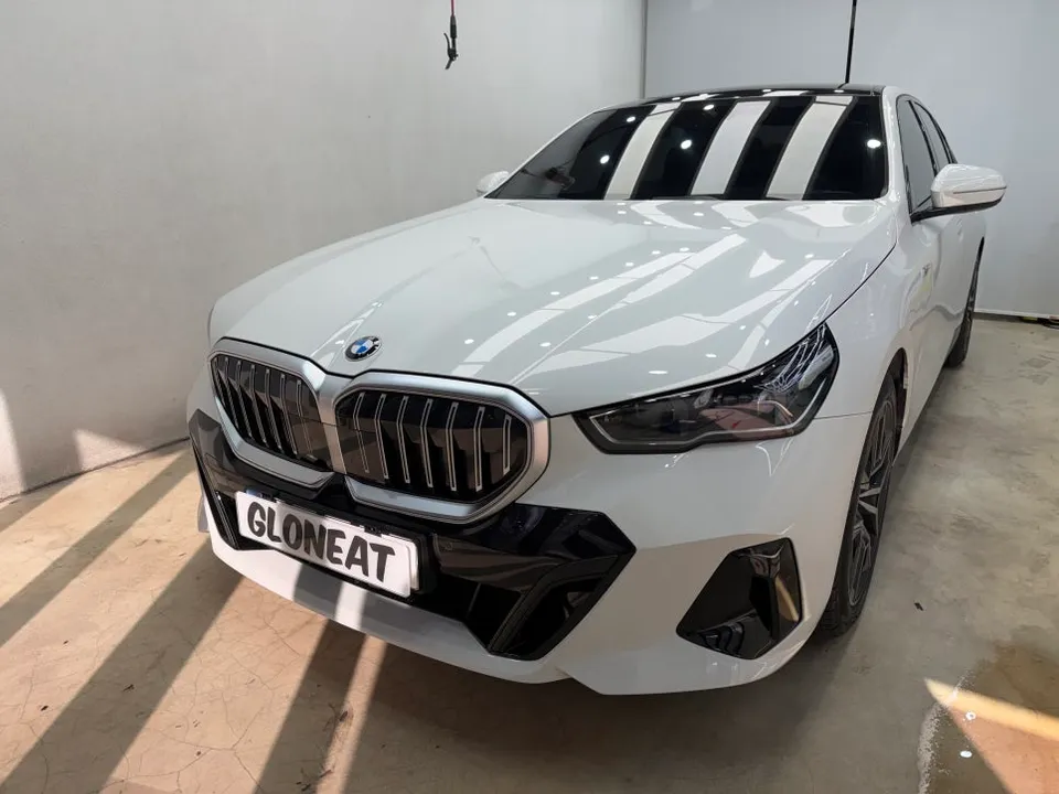 BMW 5 Series G60 アイコニックグロウLEDグリル部分ラッピング事例 施工写真 2-1