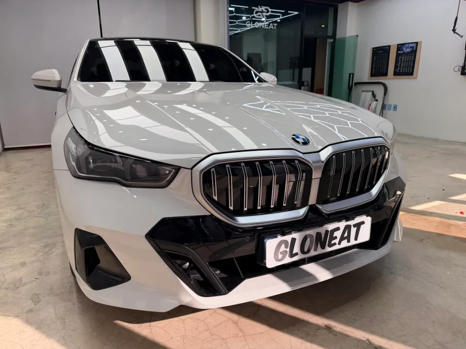 BMW 5 Series G60 アイコニックグロウLEDグリル部分ラッピング事例 施工写真 3-1