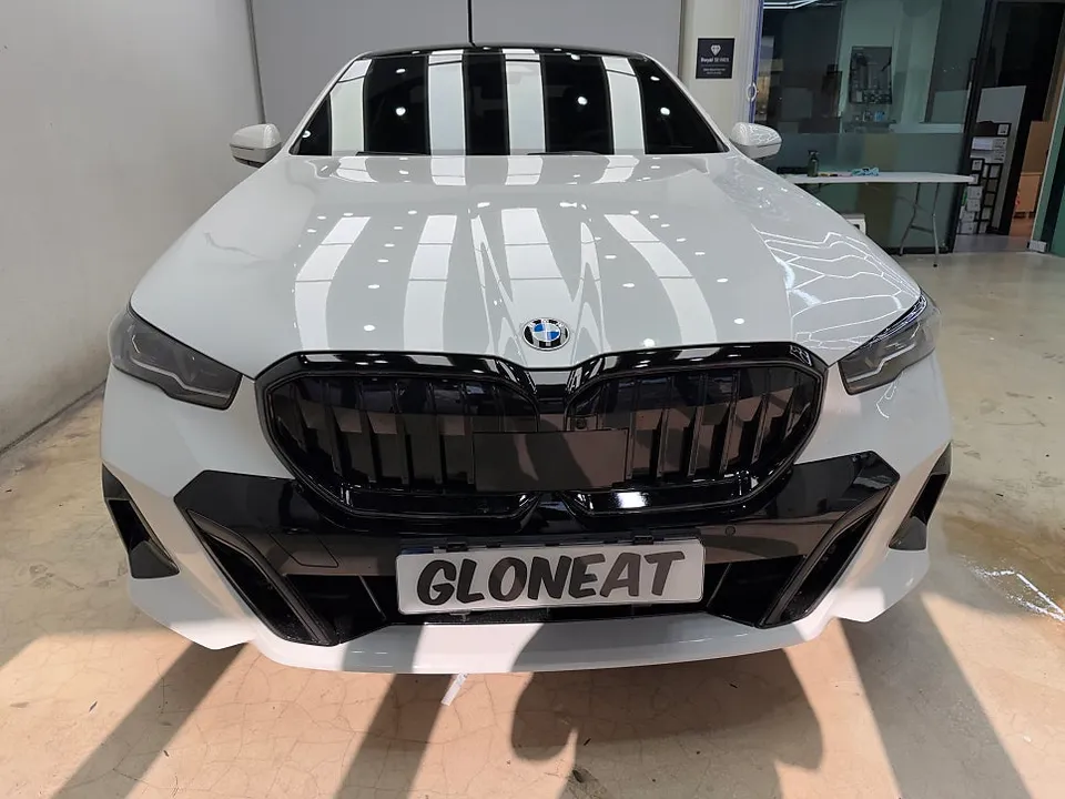 BMW 5 Series G60 アイコニックグロウLEDグリル部分ラッピング事例 施工写真 3-2