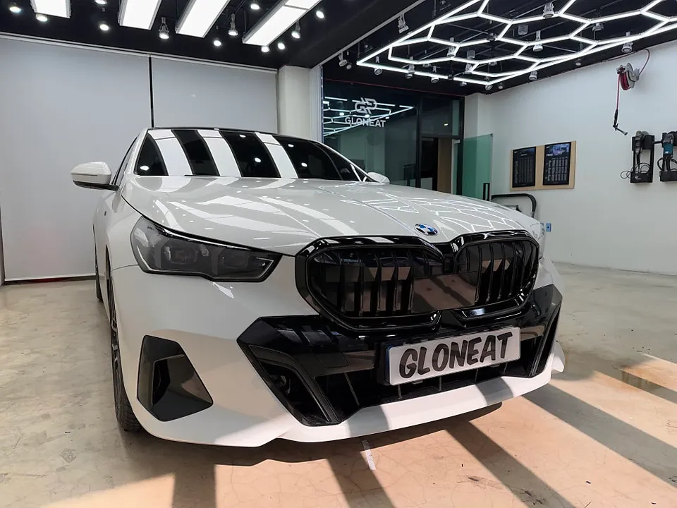 BMW 5 Series G60 アイコニックグロウLEDグリル部分ラッピング事例 施工写真 1-3