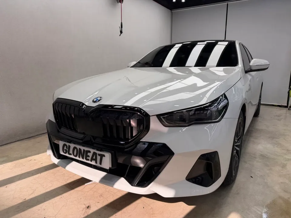 BMW 5 Series G60 アイコニックグロウLEDグリル部分ラッピング事例 施工写真 2-3
