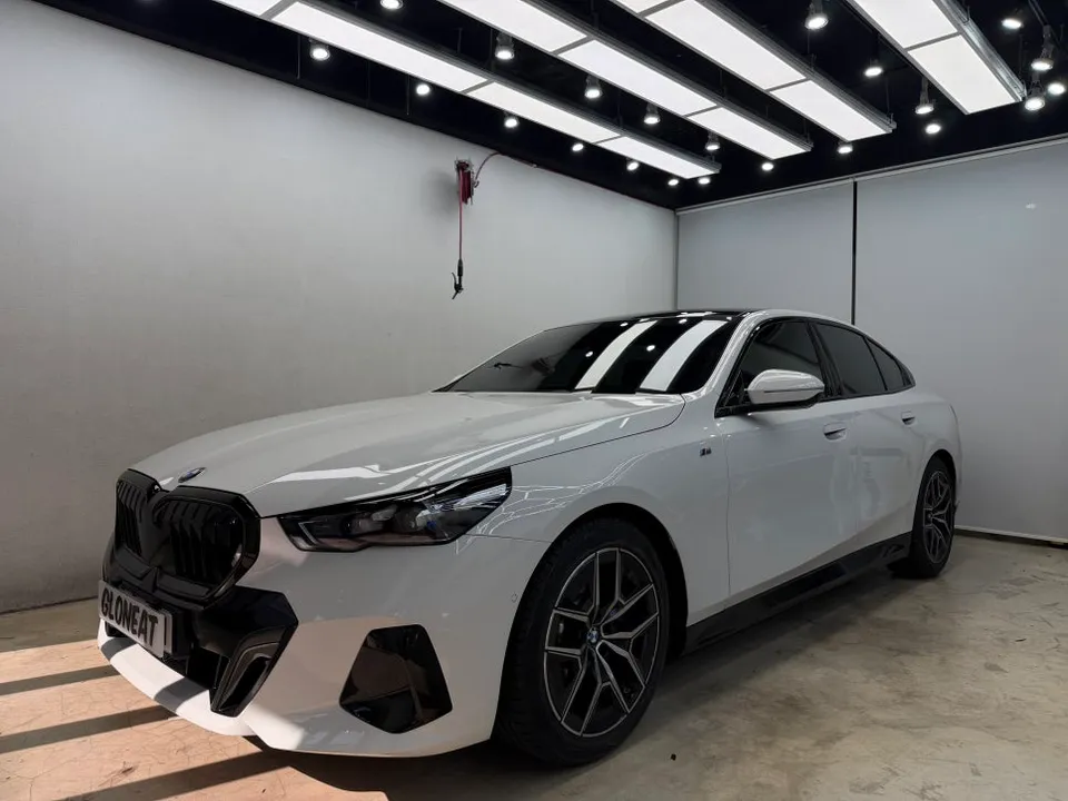 BMW 5 Series G60 アイコニックグロウLEDグリル部分ラッピング事例 施工写真 3-3