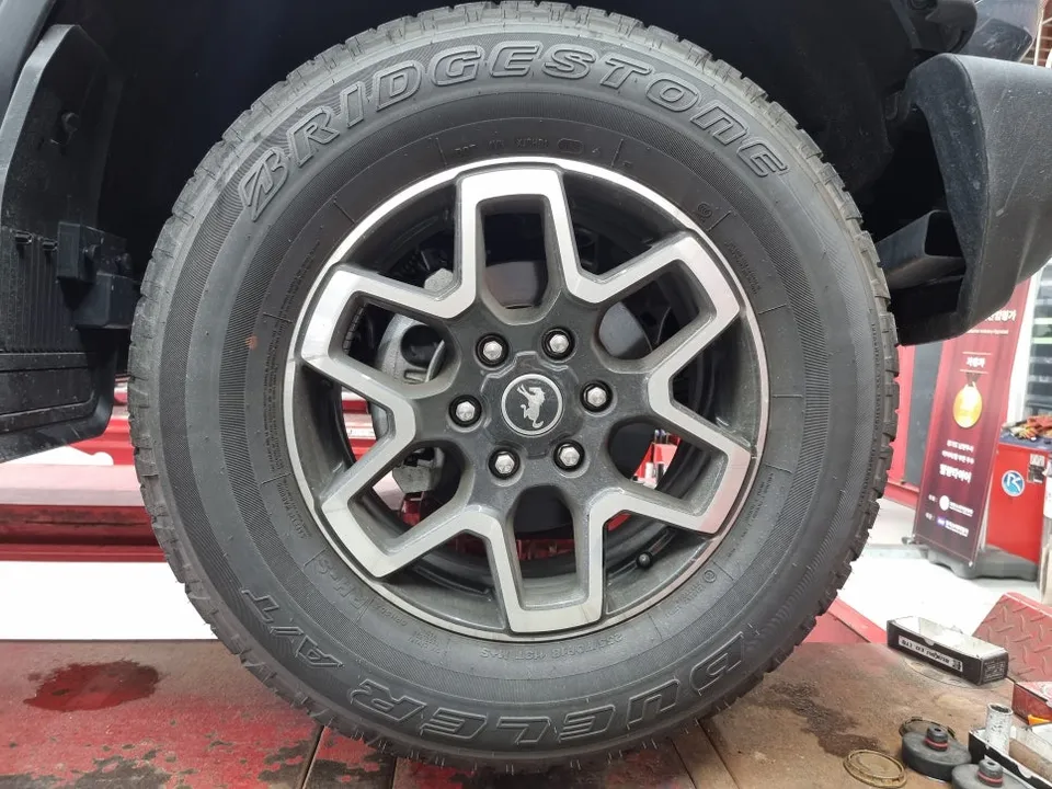 Ford Broncoのホイールリペア・塗装事例 施工写真 3-2