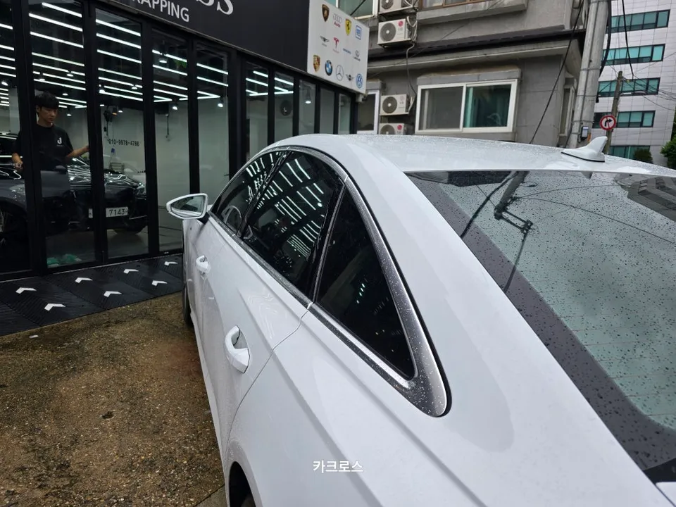 Audi A6のカーラッピング事例|クロームパーツをブラック化 施工写真 2-2