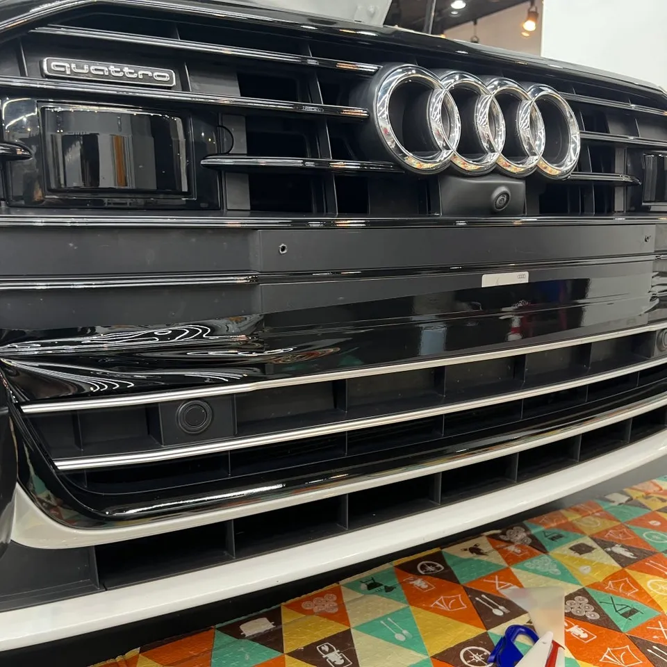 Audi A6のカーラッピング事例|クロームパーツをブラック化 施工写真 2-3
