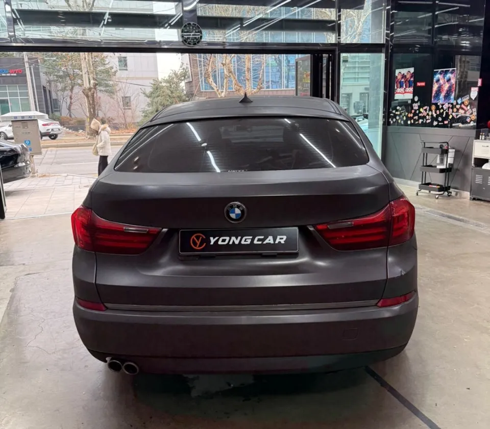 BMW 5 Seriesのカーラッピング事例｜費用目安・仕上がり 施工写真 3-1