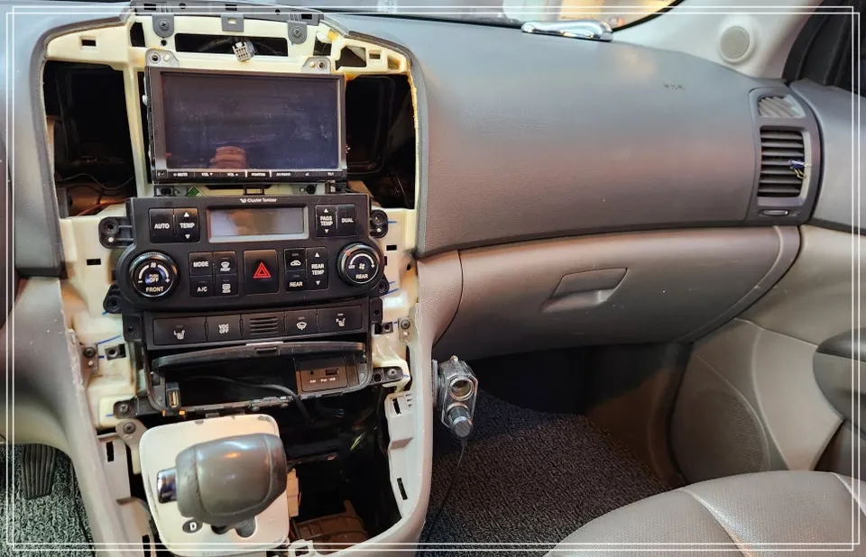 Kia CarnivalのAndroid Auto・CarPlay取付事例 施工写真 2-2