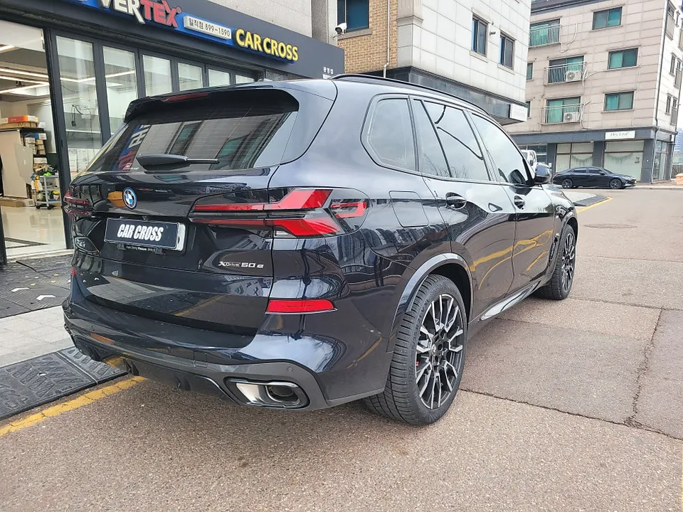 BMW X5のカーラッピング事例|リアルカーボン調の室内カスタム 施工写真 3-1