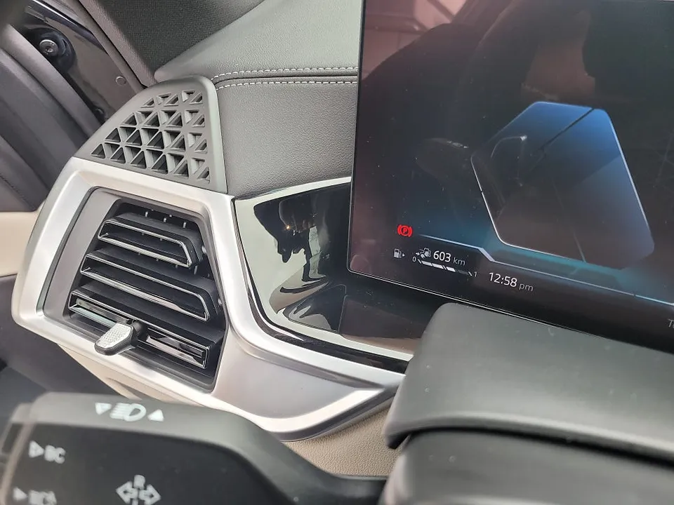 BMW X5のカーラッピング事例|リアルカーボン調の室内カスタム 施工写真 2-2