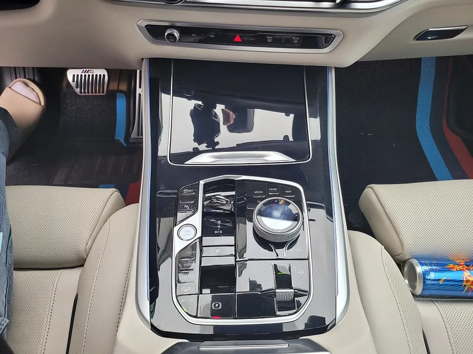 BMW X5のカーラッピング事例|リアルカーボン調の室内カスタム 施工写真 2-3