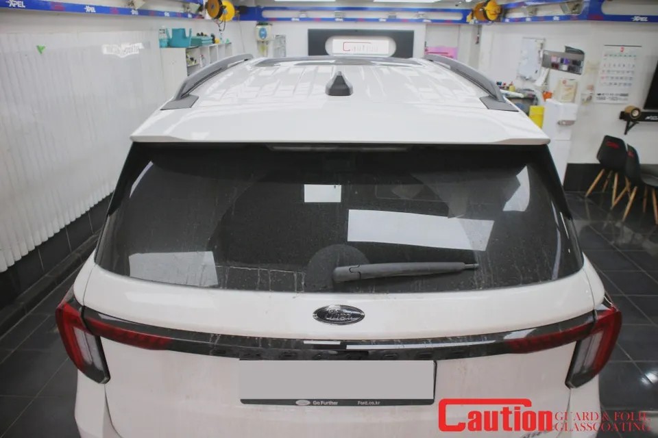 Ford Explorerのカーラッピング事例｜SUVの印象を変える 施工写真 2-1