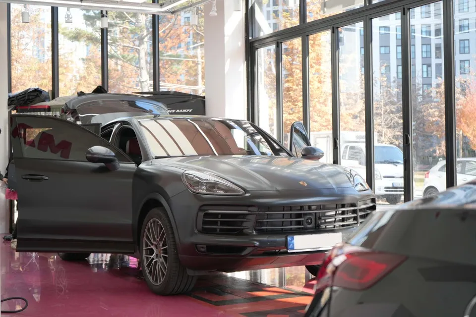 Porsche CayenneのPPF施工事例｜無光フィルムで高級感を維持 写真