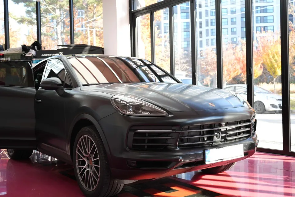 Porsche CayenneのPPF施工事例|無光フィルムで高級感を維持 施工写真 2-1