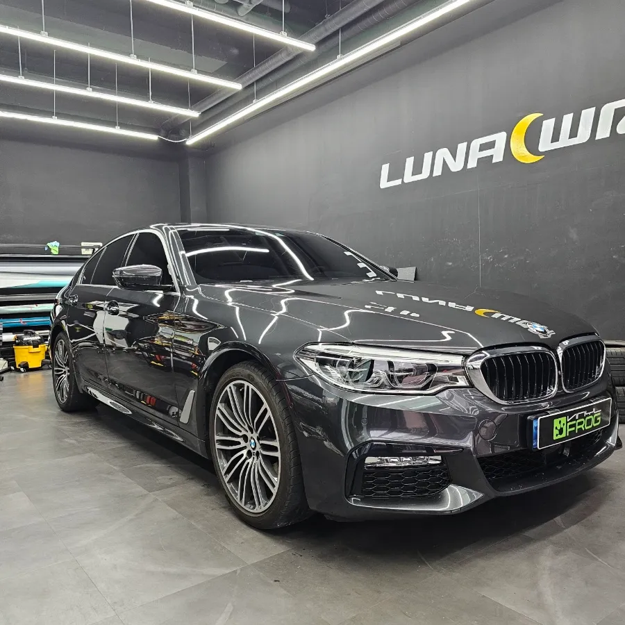 BMW 5 Seriesのカーラッピング事例｜高級感ある仕上がり 施工写真 1-1