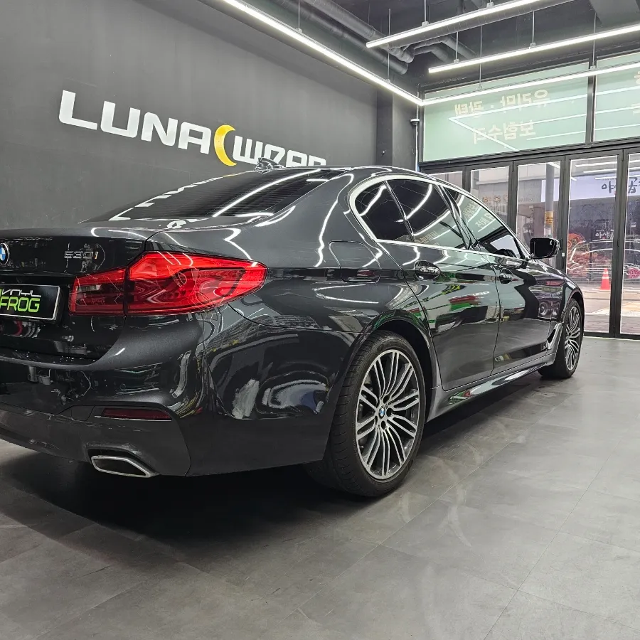 BMW 5 Seriesのカーラッピング事例｜高級感ある仕上がり 施工写真 2-1