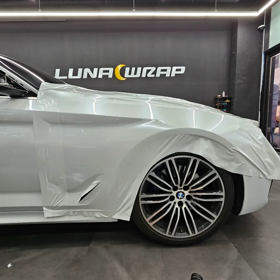 BMW 5 Seriesのカーラッピング事例｜高級感ある仕上がり 施工写真 1-3