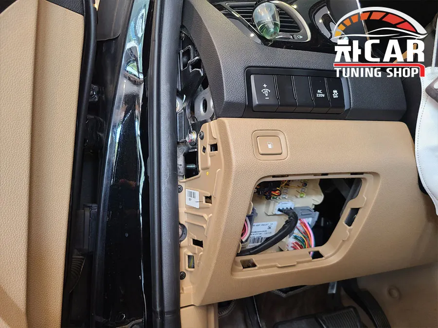Kia Carnival KA4のドライブレコーダー取付事例 施工写真 3