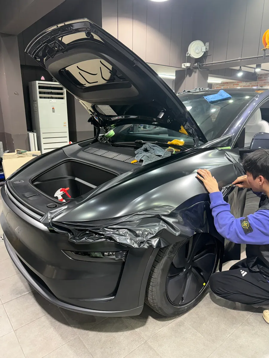 Tesla Juniperのカーラッピング事例｜サテンブラックの高級感 施工写真 2-1