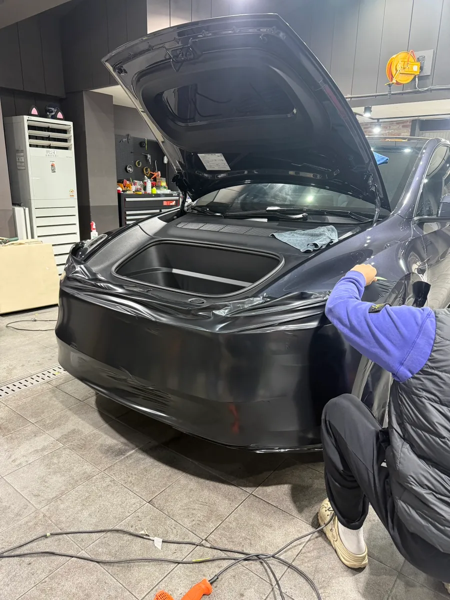 Tesla Juniperのカーラッピング事例｜サテンブラックの高級感 施工写真 3-1