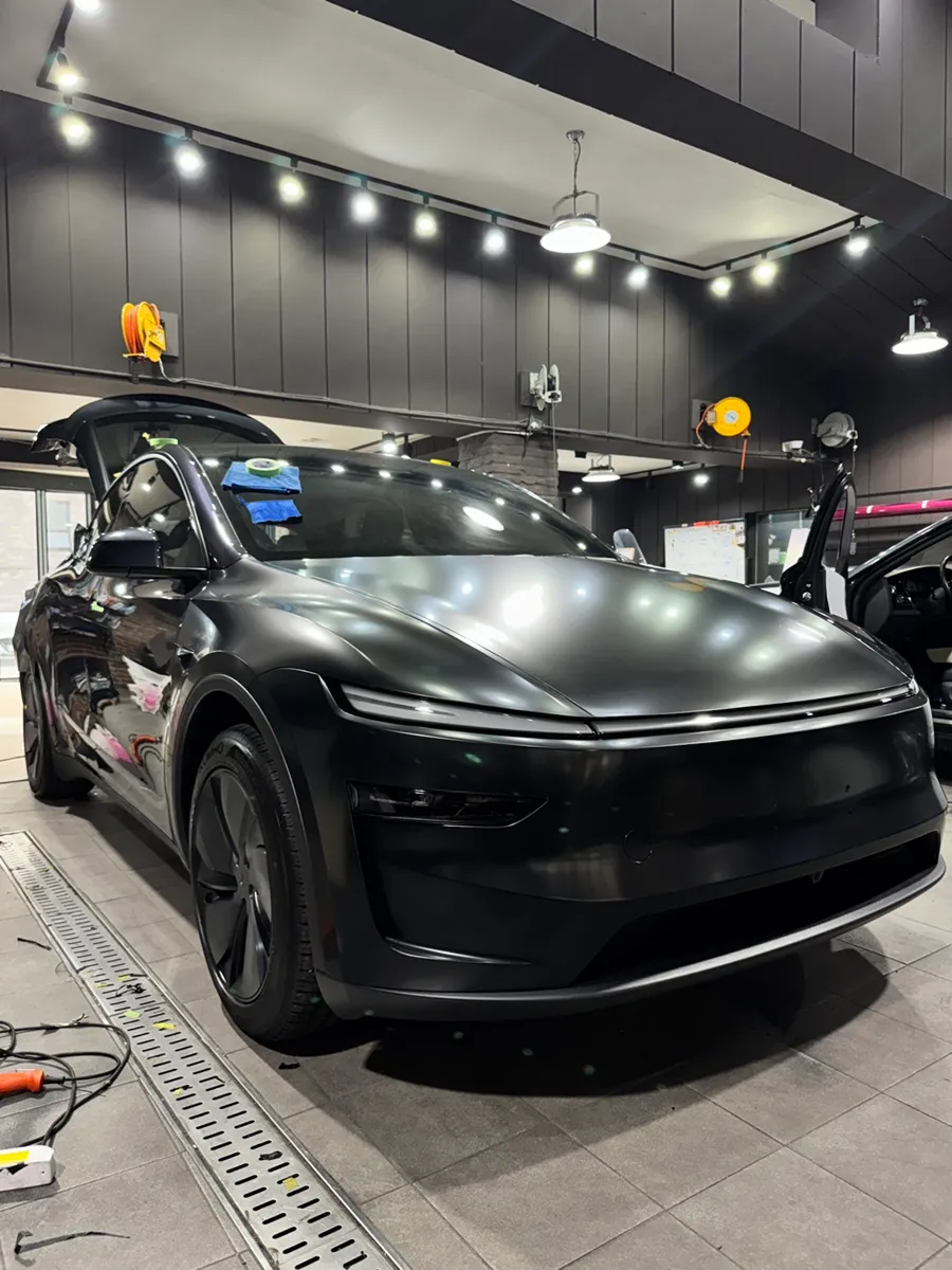 Tesla Juniperのカーラッピング事例｜サテンブラックの高級感 施工写真 1-2