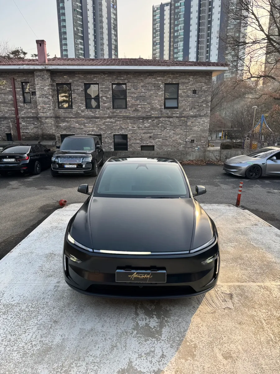 Tesla Juniperのカーラッピング事例｜サテンブラックの高級感 施工写真 3-2