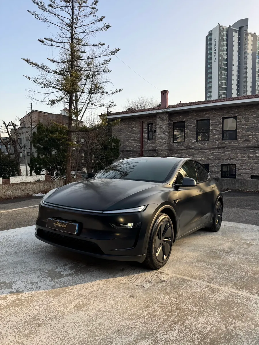 Tesla Juniperのカーラッピング事例｜サテンブラックの高級感 施工写真 1-3
