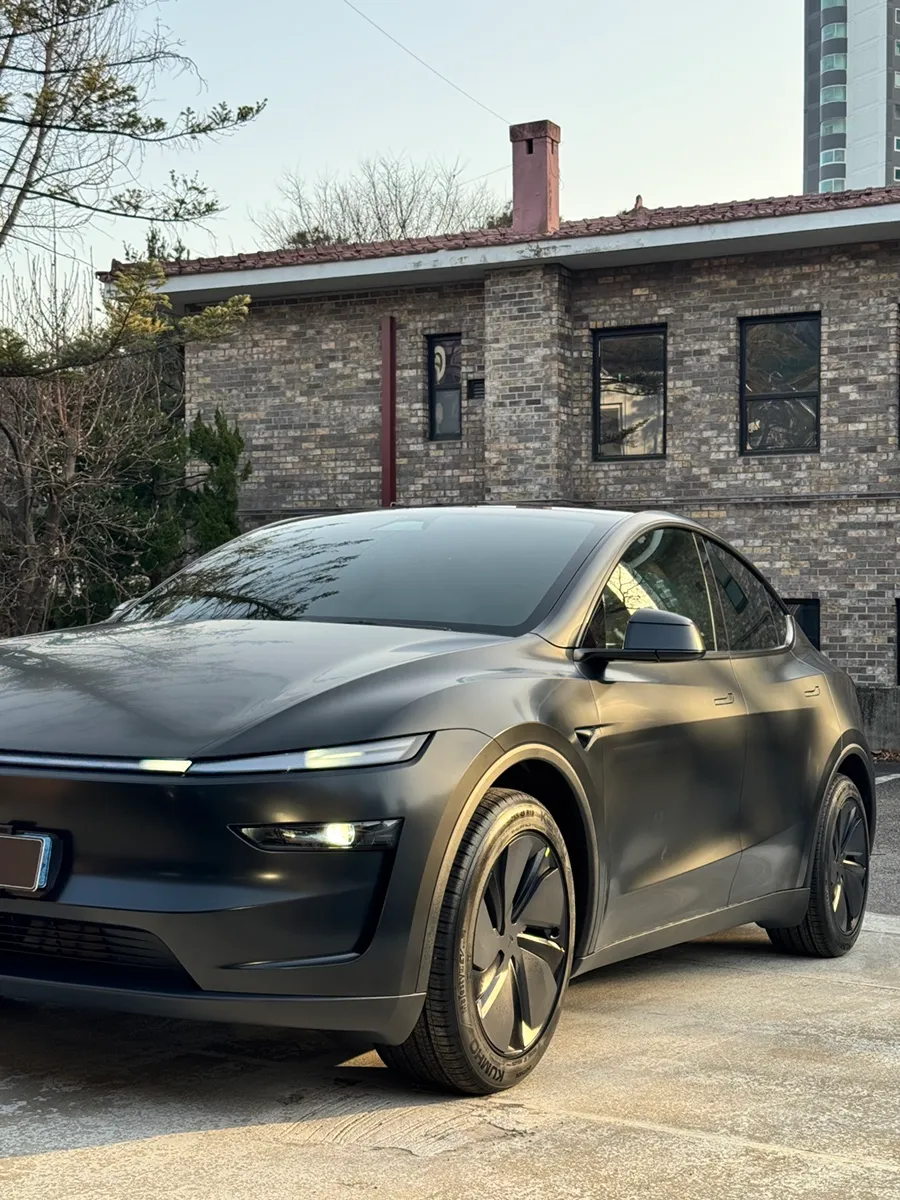 Tesla Juniperのカーラッピング事例｜サテンブラックの高級感 施工写真 2-3