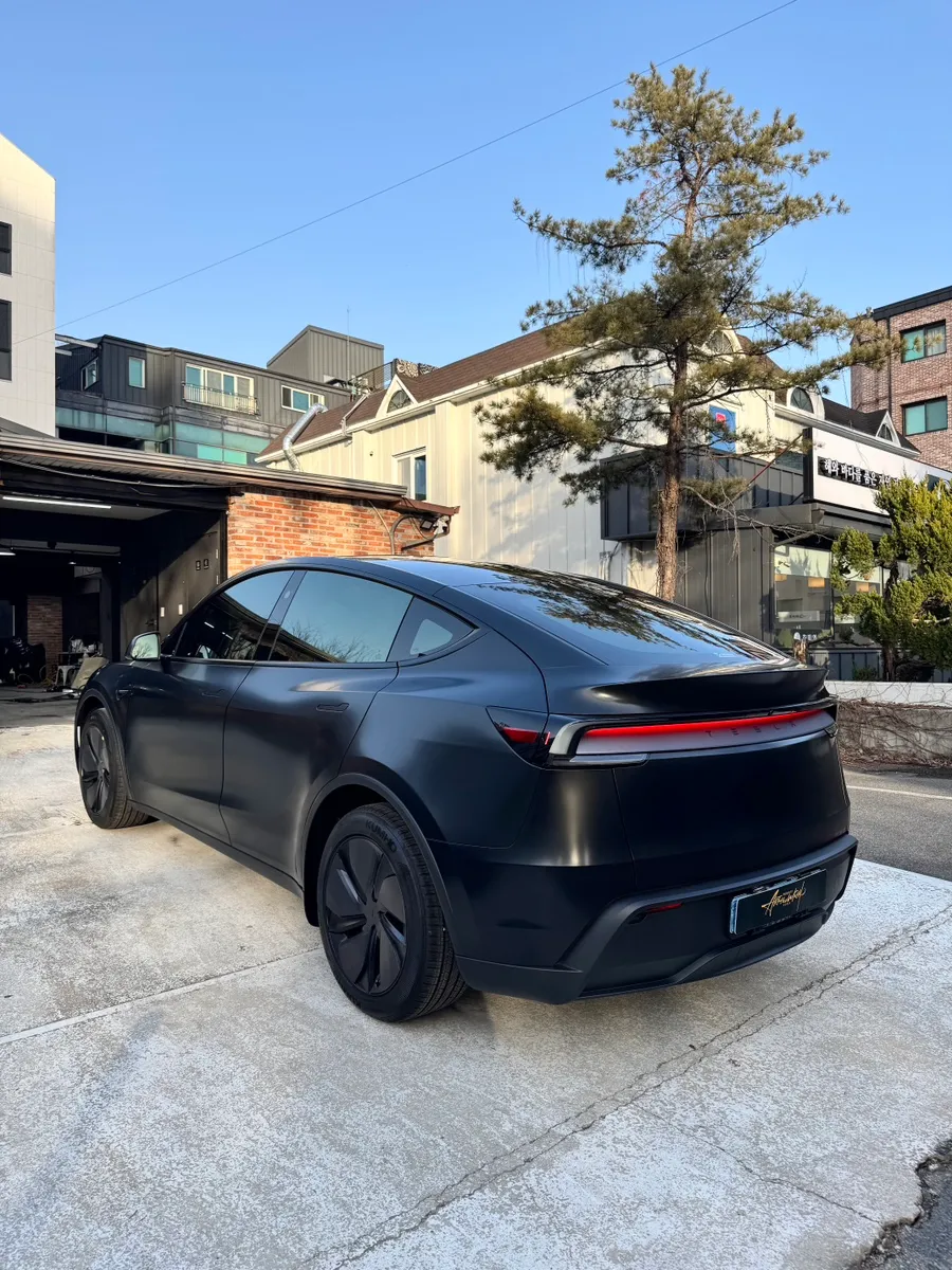 Tesla Juniperのカーラッピング事例｜サテンブラックの高級感 施工写真 3-3