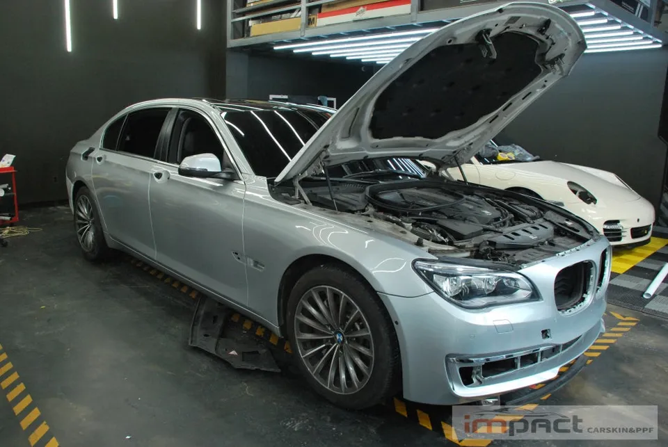 BMW 7 Seriesのカーラッピング事例|事故復旧と部分施工 施工写真 1-1