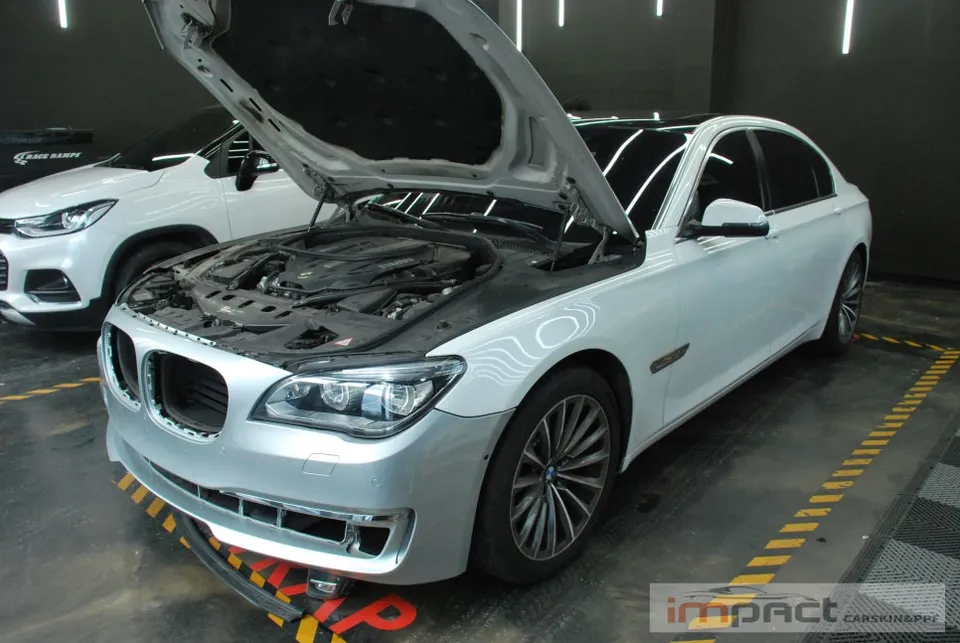 BMW 7 Seriesのカーラッピング事例|事故復旧と部分施工 施工写真 3-1