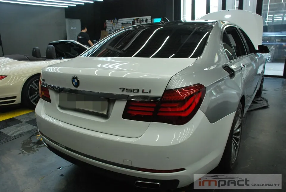 BMW 7 Seriesのカーラッピング事例|事故復旧と部分施工 施工写真 1-2