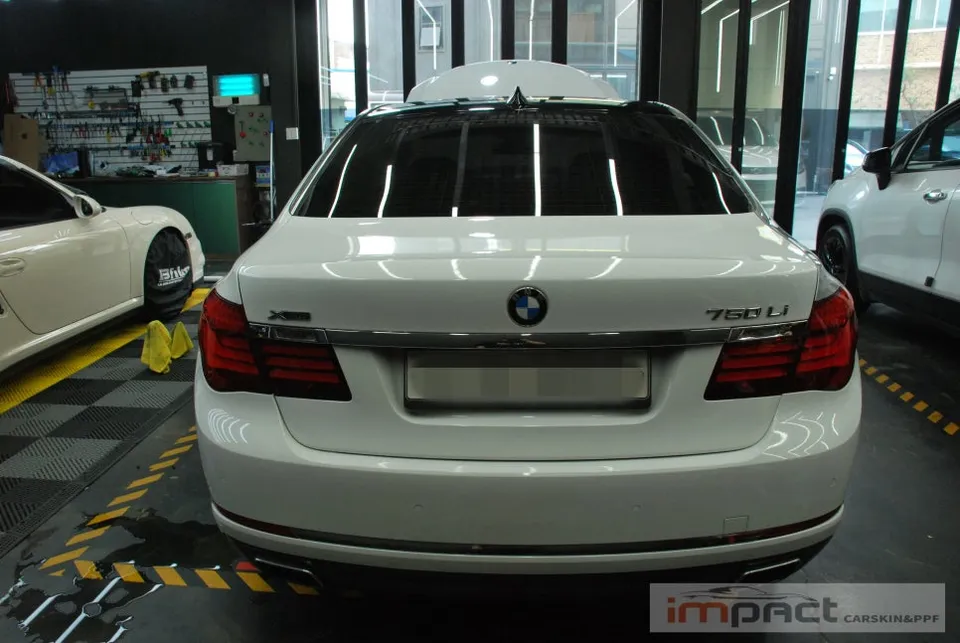 BMW 7 Seriesのカーラッピング事例|事故復旧と部分施工 施工写真 2-2